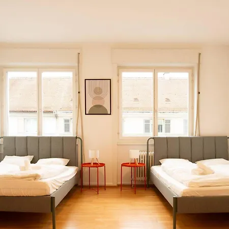 Spacious Flat With Game & Pool Table شقة *