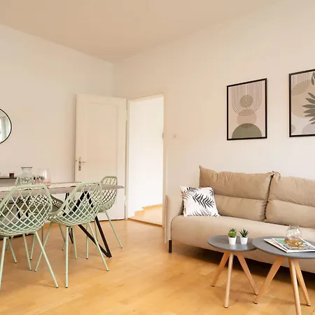 Spacious Flat With Game & Pool Table شقة *