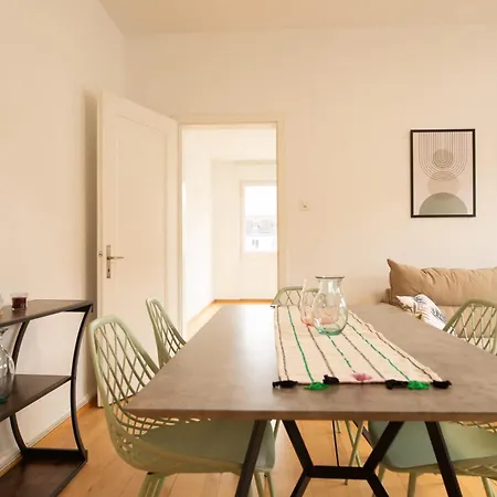 Spacious Flat With Game & Pool Table شقة