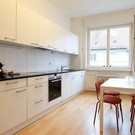 Spacious Flat With Game & Pool Table زيورخ