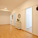 Spacious Flat With Game & Pool Table زيورخ