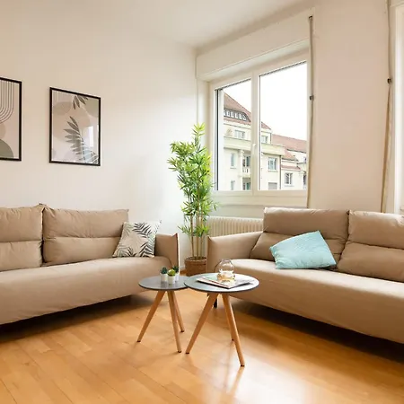 Spacious Flat With Game & Pool Table *