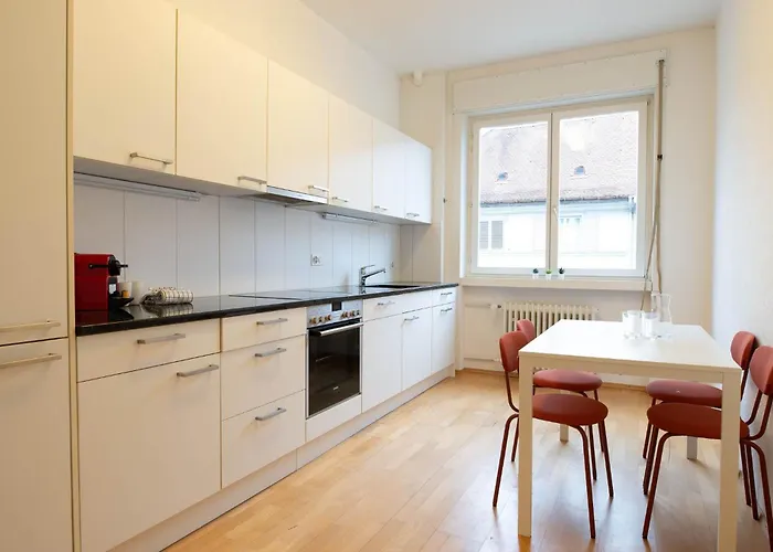 Spacious Flat With Game & Pool Table Zürich