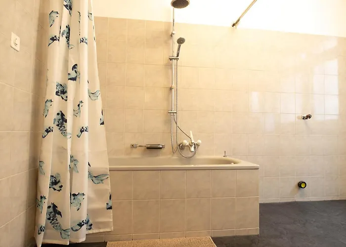 Spacious Flat With Game & Pool Table *