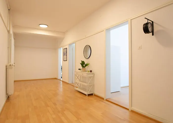 Spacious Flat With Game & Pool Table Zürich