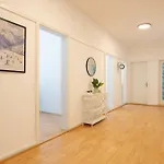 Spacious Flat With Game & Pool Table * 苏黎世