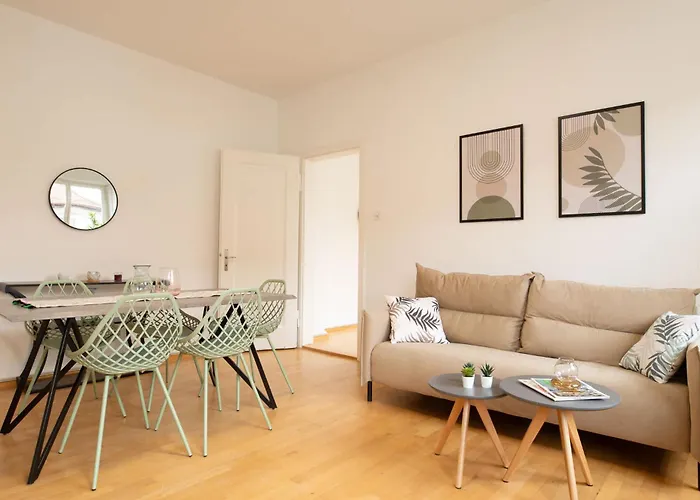 Spacious Flat With Game & Pool Table Apartament *