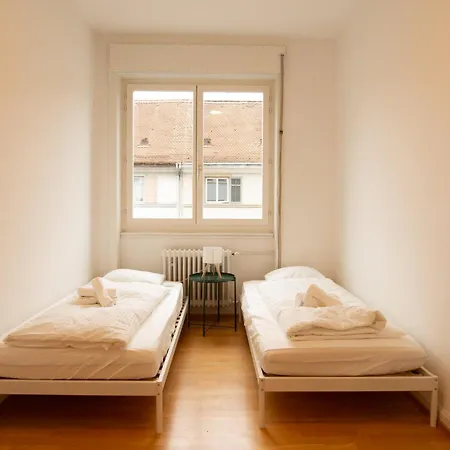 Spacious Flat With Game & Pool Table *